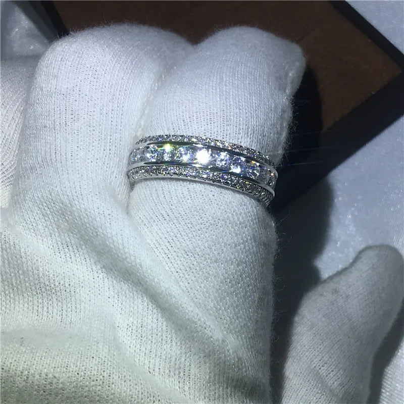 Bague éternité entièrement sertie de diamants de laboratoire en or blanc pour femmes et hommes, bijoux de mariage et de fiançailles.
