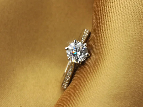 Bague classique de luxe en argent sterling 925 pour femmes, bijou à six griffes simple, bague diamant imitation de 70 carats pour femmes