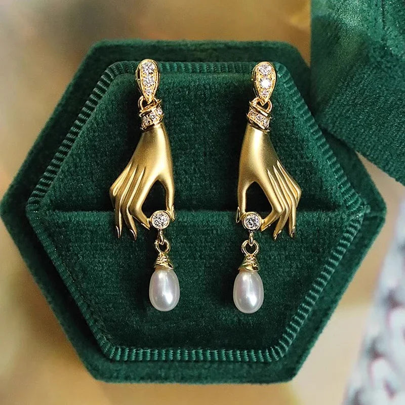 Boucles d'oreilles pendantes Huitan uniques en forme de mains avec perles d'imitation pour femmes, accessoires amusants et attrayants pour filles, bijoux de fête tendance, cadeau