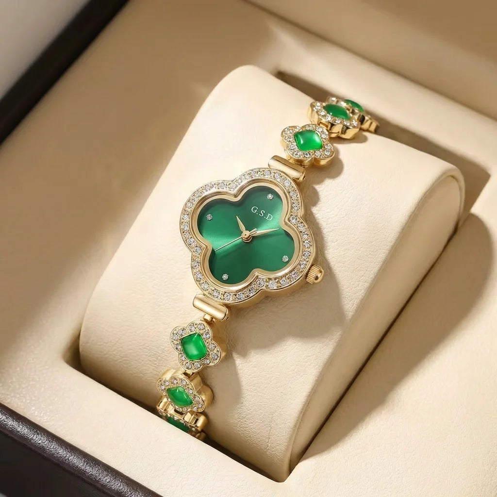 Une montre à quartz minimaliste et moderne pour femme en cuir PU vert, motif trèfle à quatre feuilles, style forêt, qui illumine le teint.
