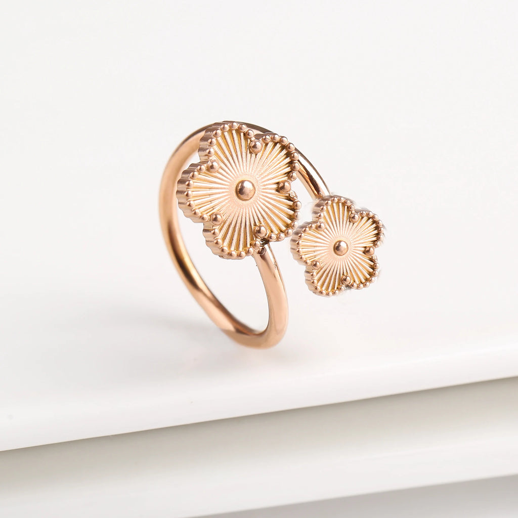 Bague Ouverte Ajustable Simple en Acier Inoxydable Fleur à Cinq Feuilles Tendance pour Femme Fête Mariage Bijoux Accessoires Trèfle