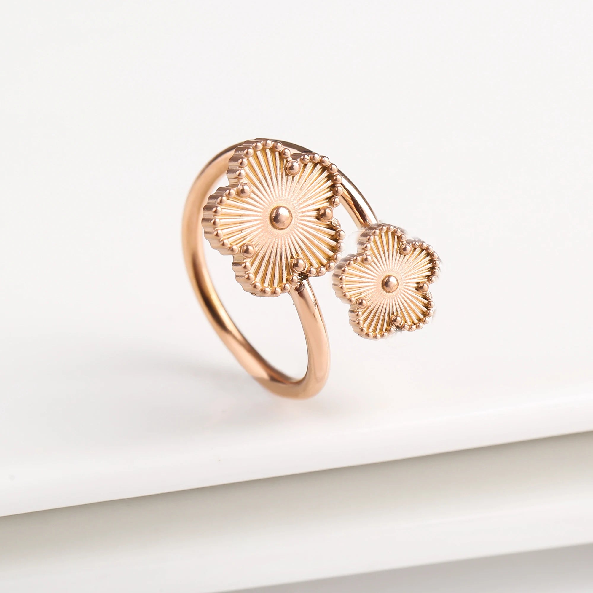 Bague Ouverte Ajustable Simple en Acier Inoxydable Fleur à Cinq Feuilles Tendance pour Femme Fête Mariage Bijoux Accessoires Trèfle