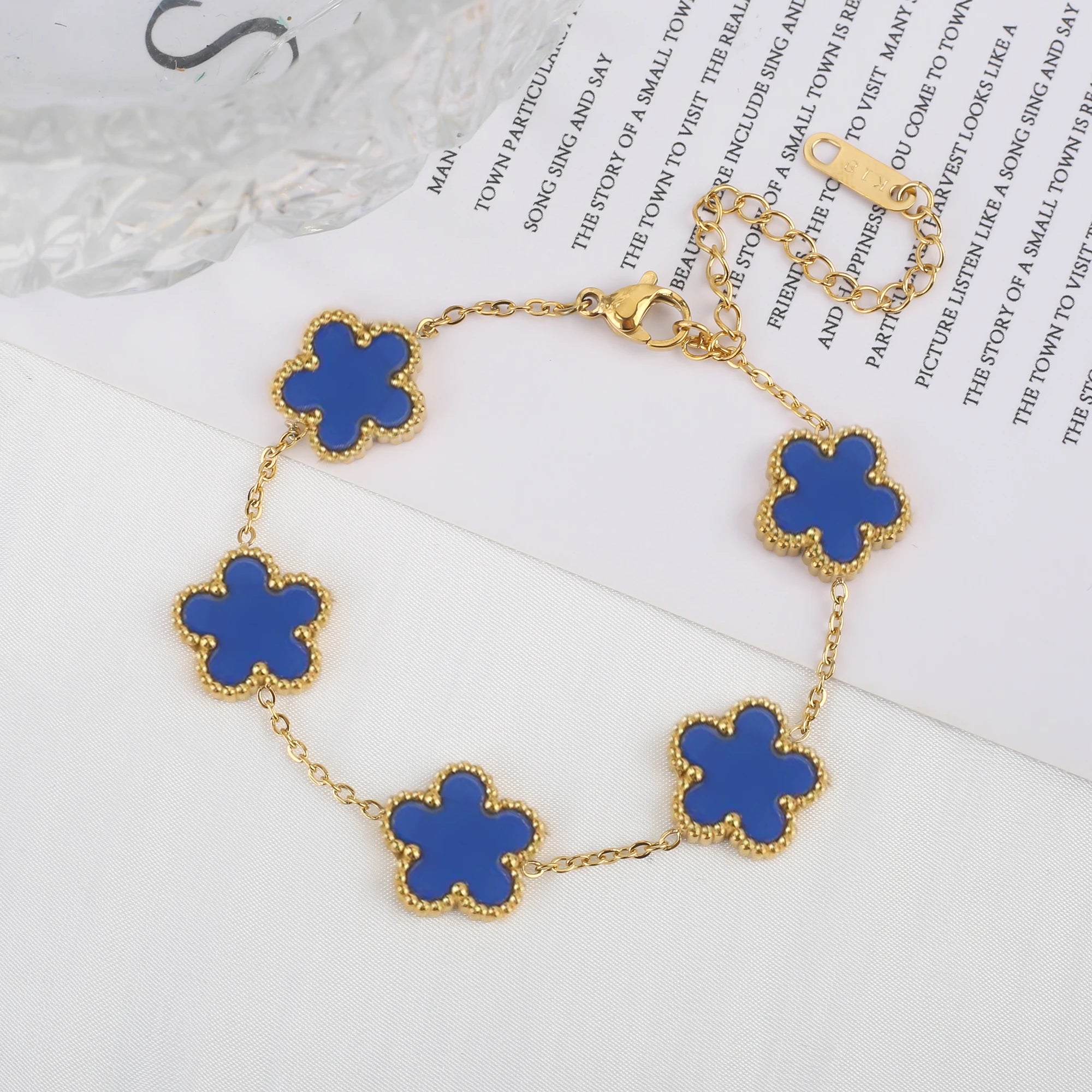 Bracelet Femme Acier Inoxydable Simple Coque Cinq Feuilles Fleur Trèfle Blanc Noir Rouge Vert pour Fête Anniversaire Bijoux Cadeau