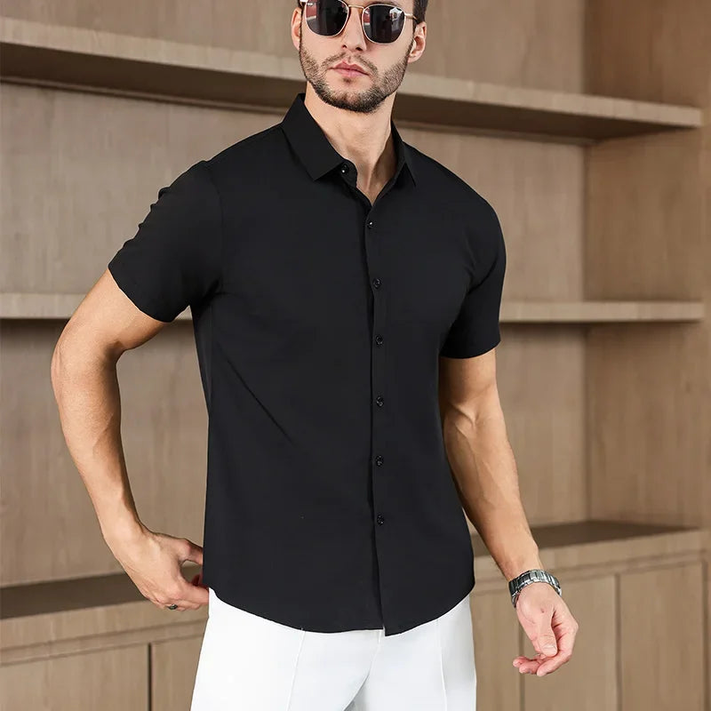 Nouvelle chemise à manches courtes de couleur unie pour homme, décontractée, idéale pour l'été, sans repassage, confortable et polyvalente
