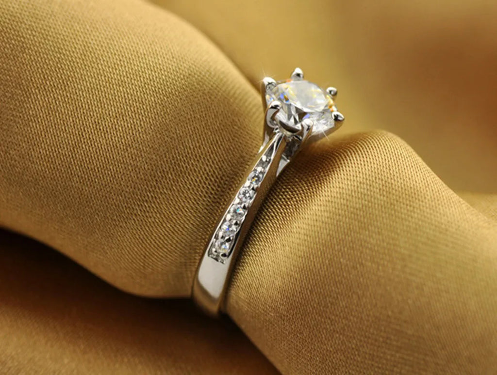 Bague classique de luxe en argent sterling 925 pour femmes, bijou à six griffes simple, bague diamant imitation de 70 carats pour femmes