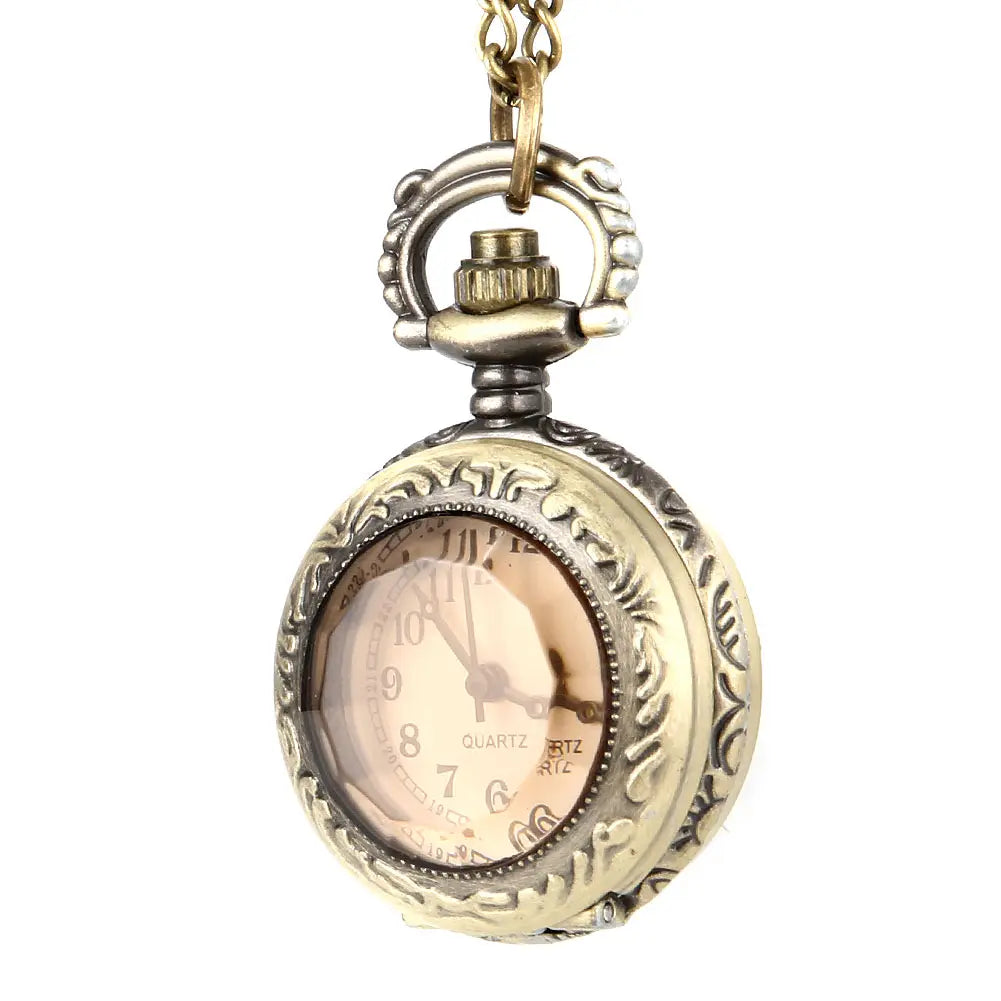 Collier pendentif montre de poche rétro en verre teinté d'horloge à chaîne en dôme de verre avec bordure décorative en relief pour femmes