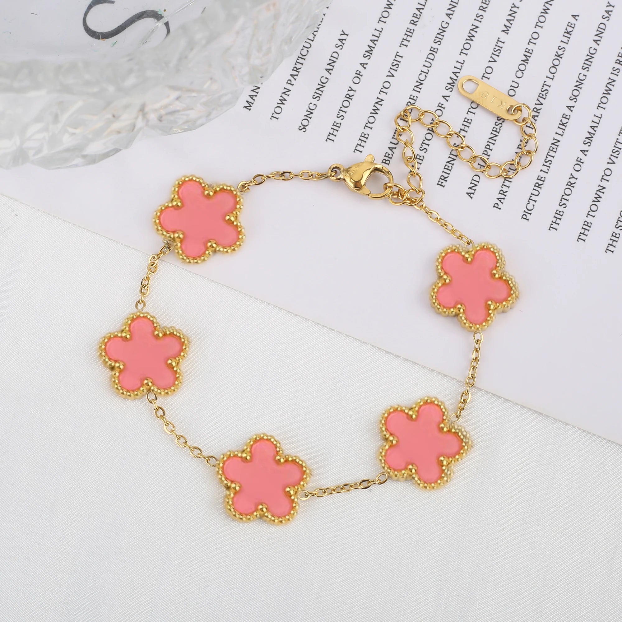 Bracelet Femme Acier Inoxydable Simple Coque Cinq Feuilles Fleur Trèfle Blanc Noir Rouge Vert pour Fête Anniversaire Bijoux Cadeau