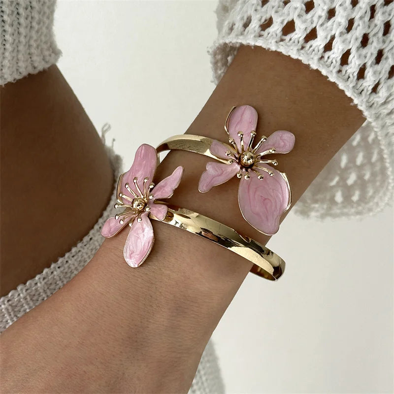 Bracelet manchette ouverte élégant avec fleur en émail pour femme, plaqué or, métal rose, blanc, bleu, motifs floraux, bijoux pour plage, fête, vacances
