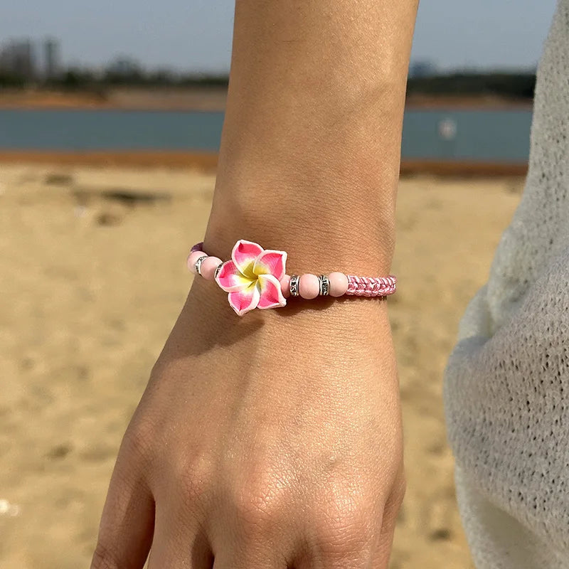 Bracelets hawaïens pour femmes, bracelets bohèmes tissés de fleurs tropicales, tressés à la main, bijoux d'été pour filles à porter à la plage