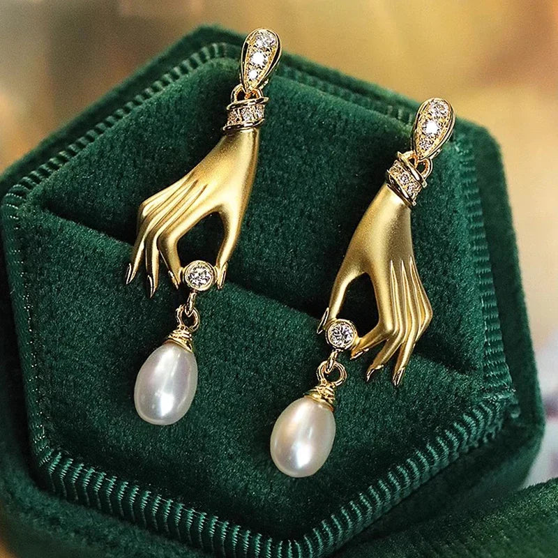 Boucles d'oreilles pendantes Huitan uniques en forme de mains avec perles d'imitation pour femmes, accessoires amusants et attrayants pour filles, bijoux de fête tendance, cadeau
