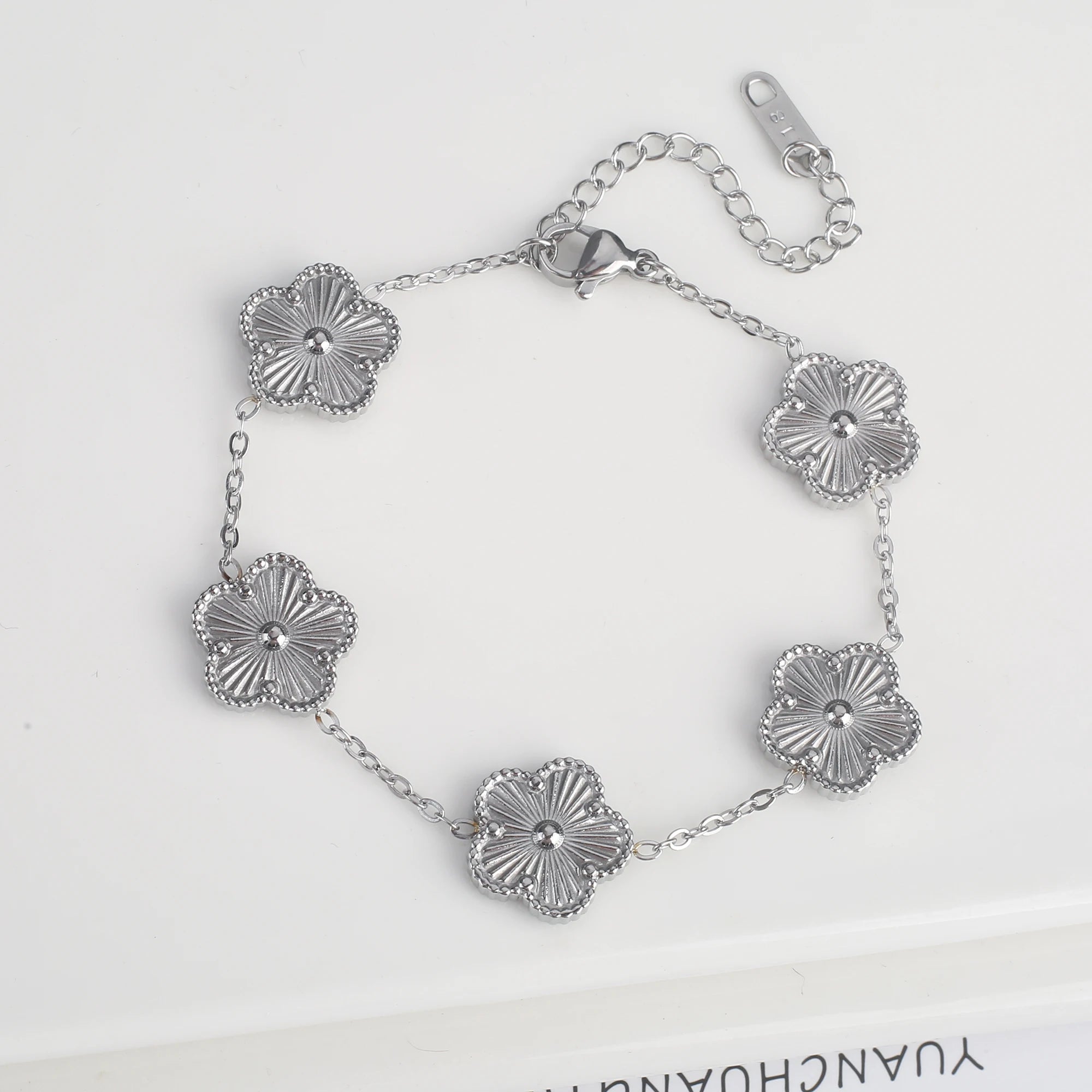Bracelet Femme Acier Inoxydable Simple Coque Cinq Feuilles Fleur Trèfle Blanc Noir Rouge Vert pour Fête Anniversaire Bijoux Cadeau