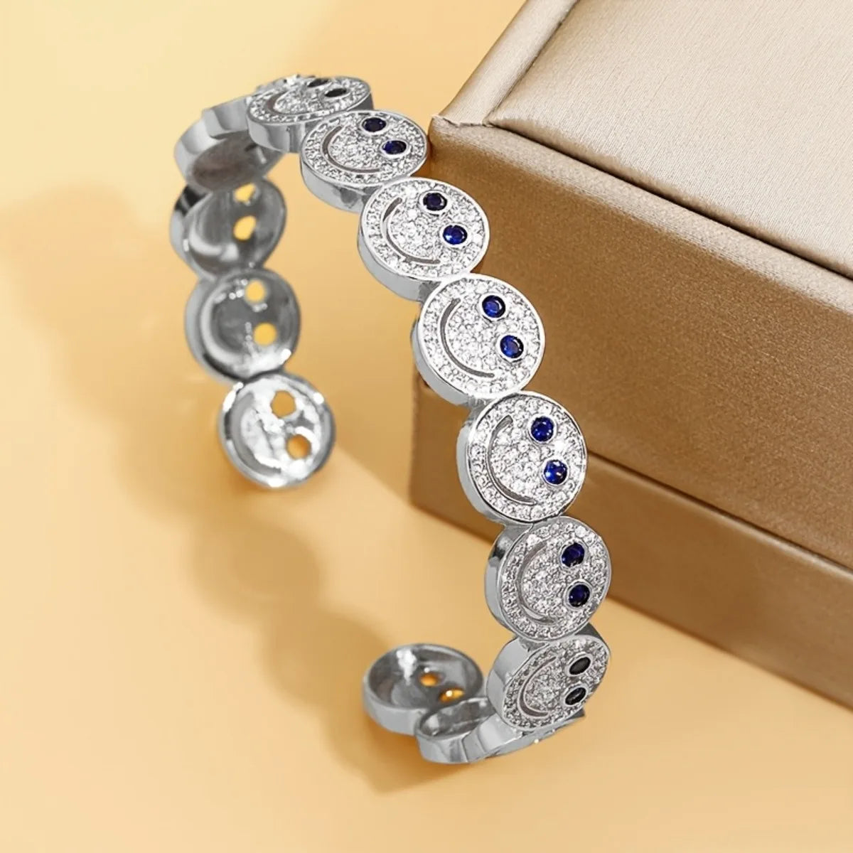 Bracelet manchette rond souriant en cuivre plaqué or avec zircone cubique 2025, nouveau, simple, pour femme, cadeau de fête classique