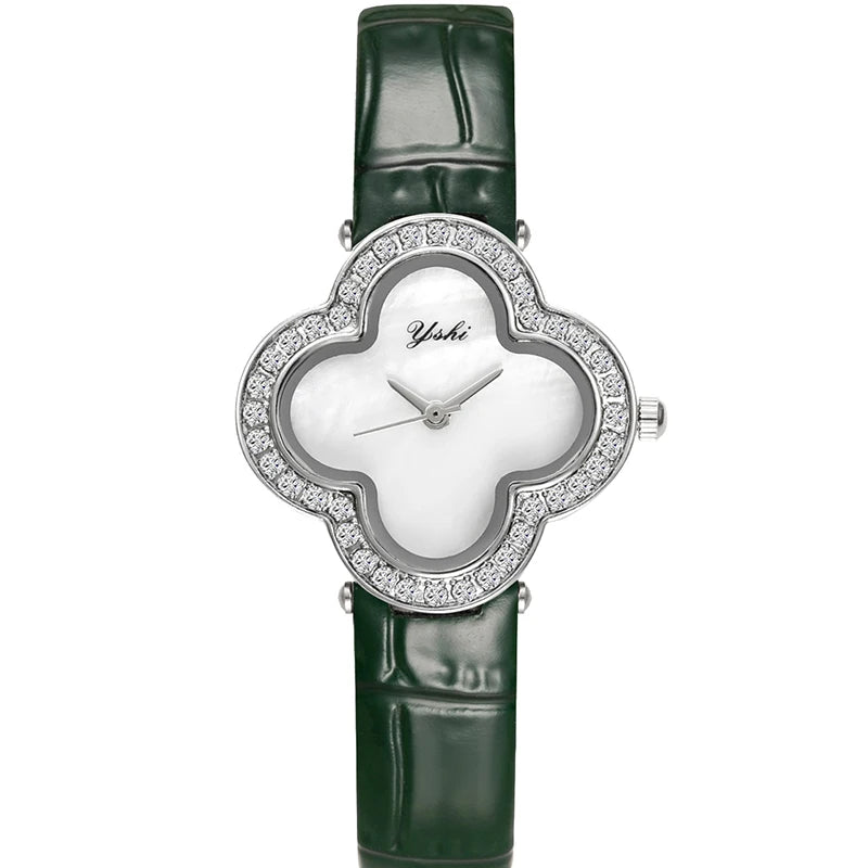 Une montre à quartz minimaliste et moderne pour femme en cuir PU vert, motif trèfle à quatre feuilles, style forêt, qui illumine le teint.