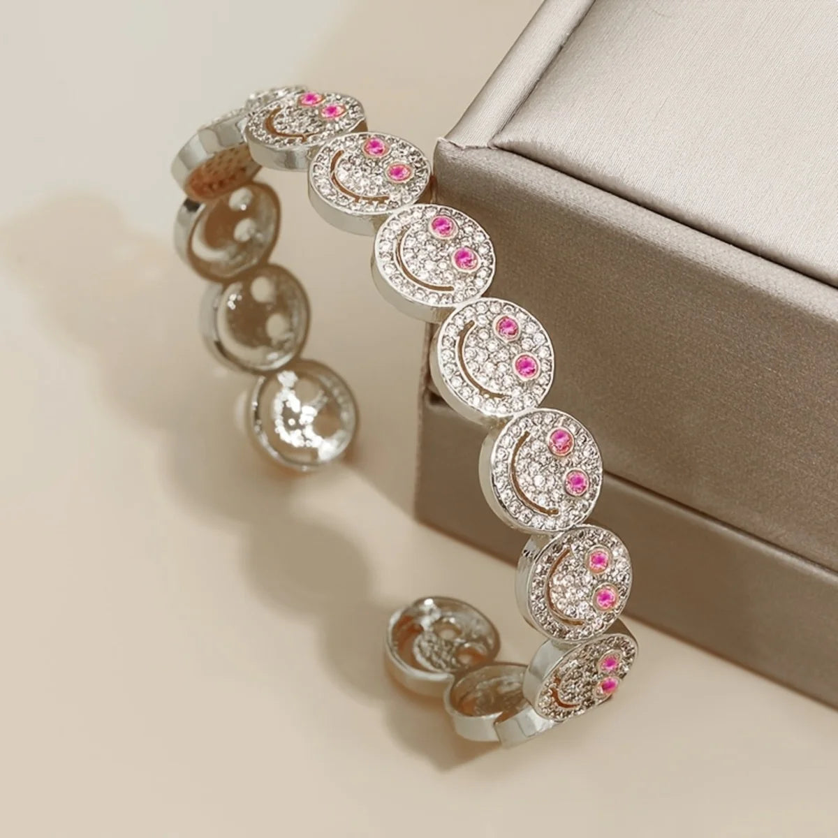 Bracelet manchette rond souriant en cuivre plaqué or avec zircone cubique 2025, nouveau, simple, pour femme, cadeau de fête classique