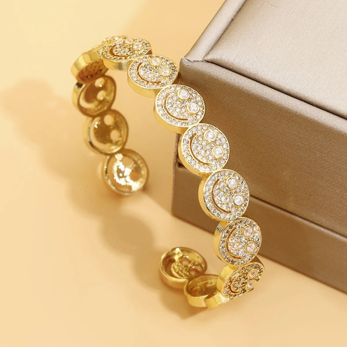 Bracelet manchette rond souriant en cuivre plaqué or avec zircone cubique 2025, nouveau, simple, pour femme, cadeau de fête classique