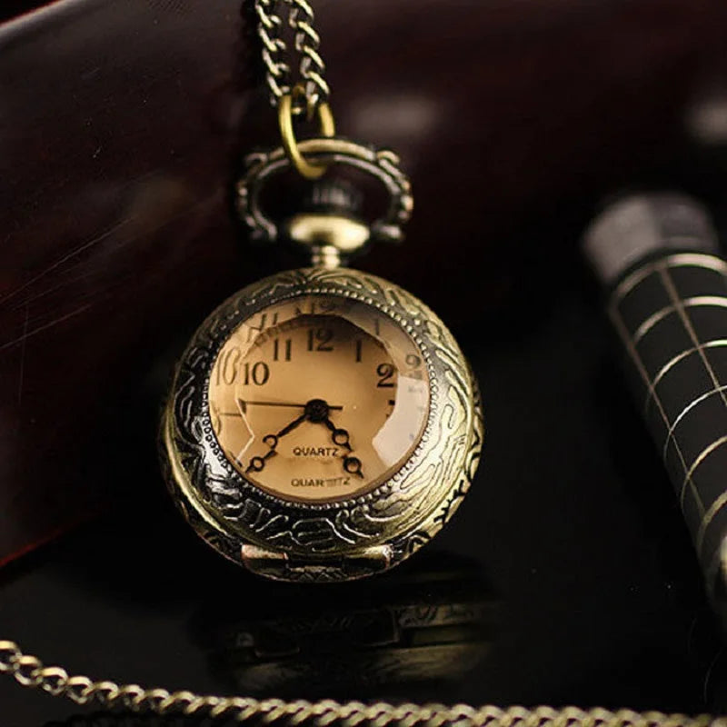 Collier pendentif montre de poche rétro en verre teinté d'horloge à chaîne en dôme de verre avec bordure décorative en relief pour femmes