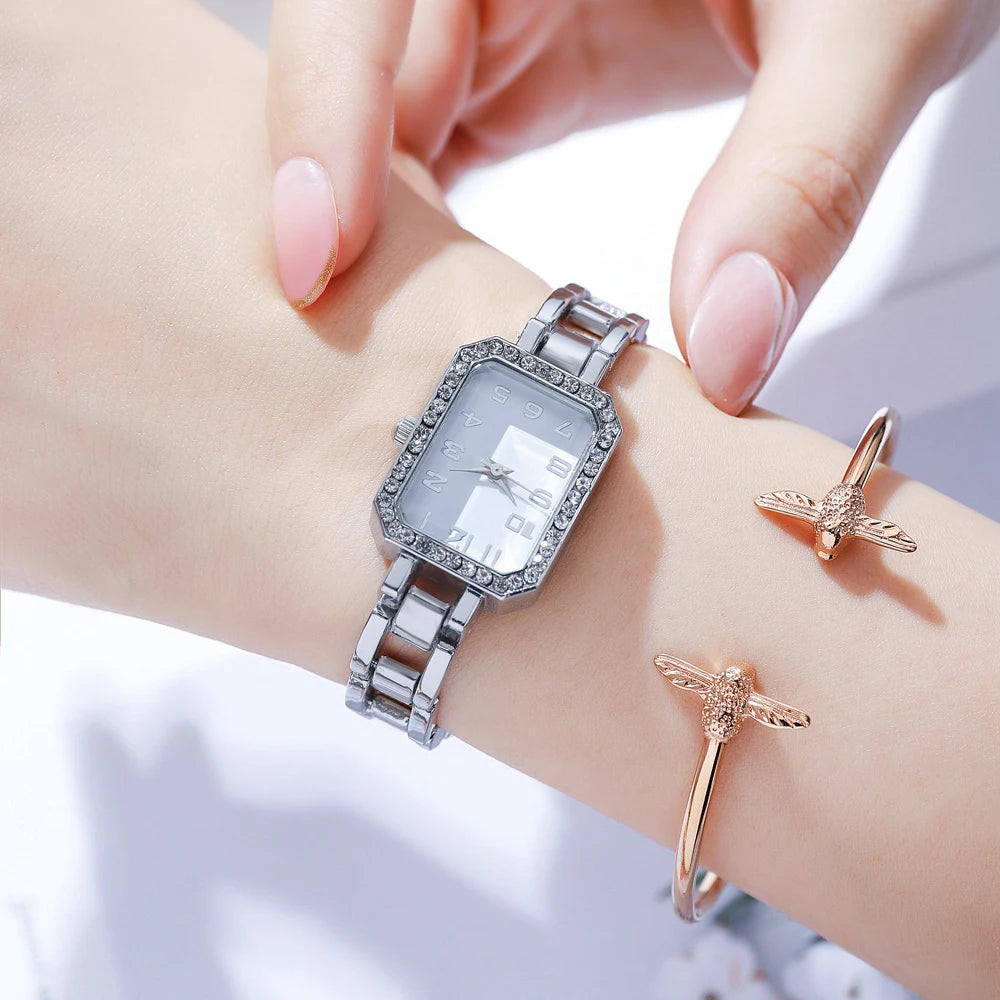 Montre de luxe pour femmes 2025 Nouvelle montre à quartz numérique à diamant complet et cadran carré simple, bracelet en acier inoxydable doré, horloge de robe pour femmes