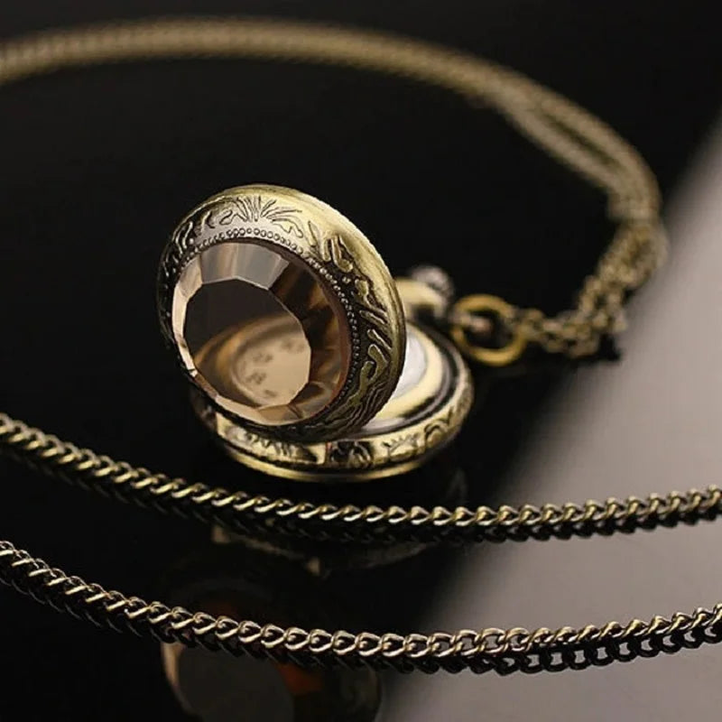 Collier pendentif montre de poche rétro en verre teinté d'horloge à chaîne en dôme de verre avec bordure décorative en relief pour femmes