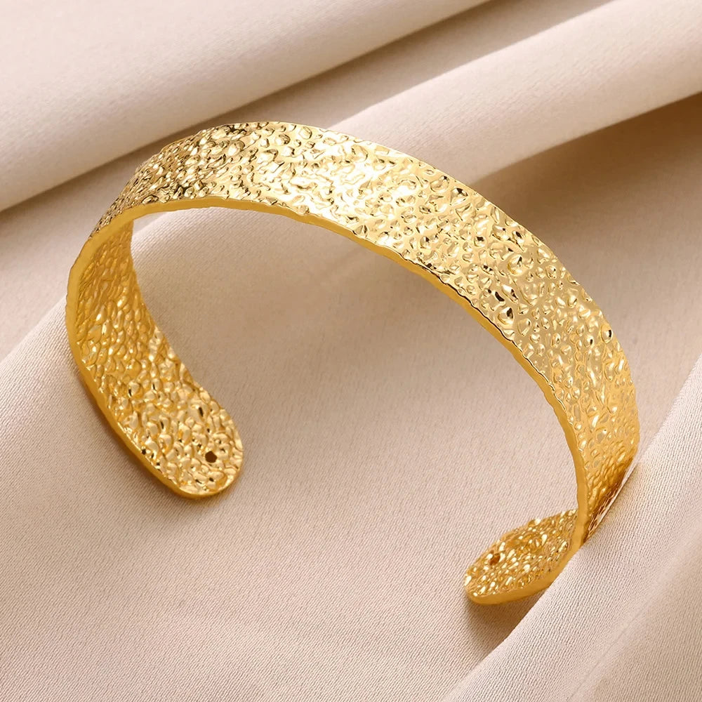 Bracelet jonc ouvert classique texturé froissé pour femmes, manchette exquise, couleur or, acier inoxydable, bijou de main cadeau
