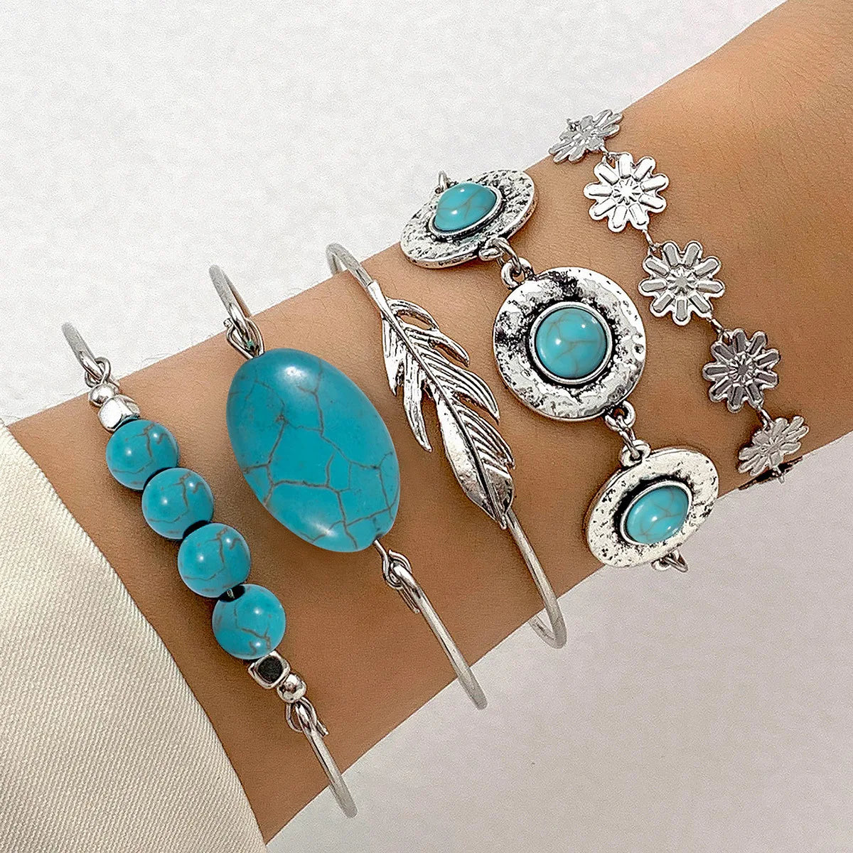KMVEXO Lot de 5 bracelets vintage bohèmes incrustés de turquoise pour femme Style ethnique Fleur Plume Manchette Bracelet Joncs Bijoux Bohème