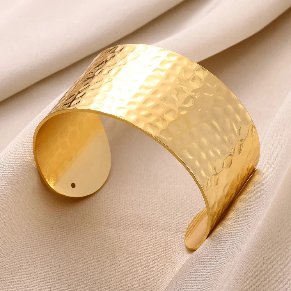Bracelet jonc ouvert classique texturé froissé pour femmes, manchette exquise, couleur or, acier inoxydable, bijou de main cadeau