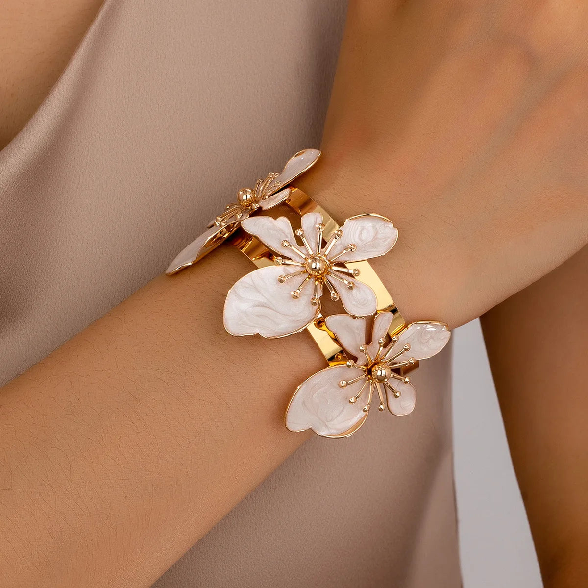 Bracelet manchette ouverte élégant avec fleur en émail pour femme, plaqué or, métal rose, blanc, bleu, motifs floraux, bijoux pour plage, fête, vacances