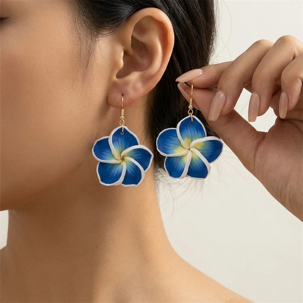 Boucles d'oreilles pendantes bohèmes hawaïennes en fleurs de frangipanier pour femmes en argile polymère blanche et rose, bijoux d'été pour la plage, cadeau de vacances
