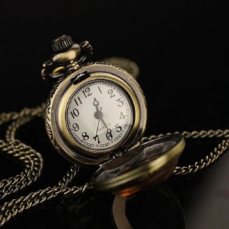 Collier pendentif montre de poche rétro en verre teinté d'horloge à chaîne en dôme de verre avec bordure décorative en relief pour femmes