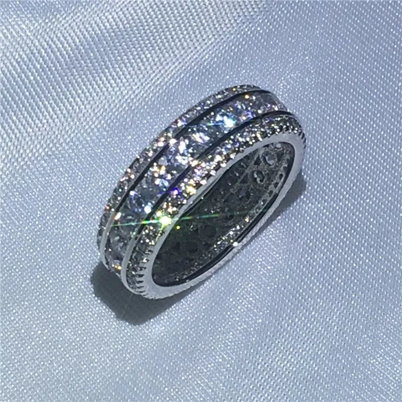 Bague éternité entièrement sertie de diamants de laboratoire en or blanc pour femmes et hommes, bijoux de mariage et de fiançailles.