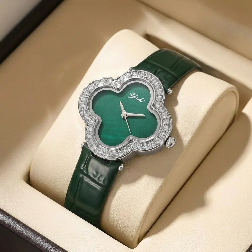 Une montre à quartz minimaliste et moderne pour femme en cuir PU vert, motif trèfle à quatre feuilles, style forêt, qui illumine le teint.