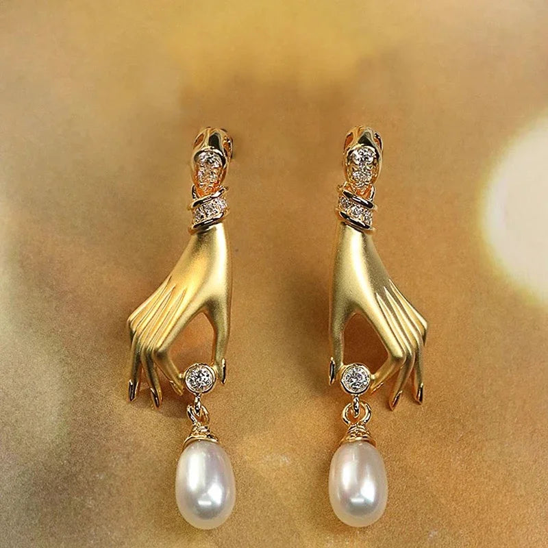 Boucles d'oreilles pendantes Huitan uniques en forme de mains avec perles d'imitation pour femmes, accessoires amusants et attrayants pour filles, bijoux de fête tendance, cadeau