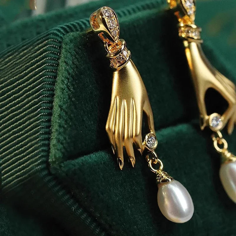 Boucles d'oreilles pendantes Huitan uniques en forme de mains avec perles d'imitation pour femmes, accessoires amusants et attrayants pour filles, bijoux de fête tendance, cadeau