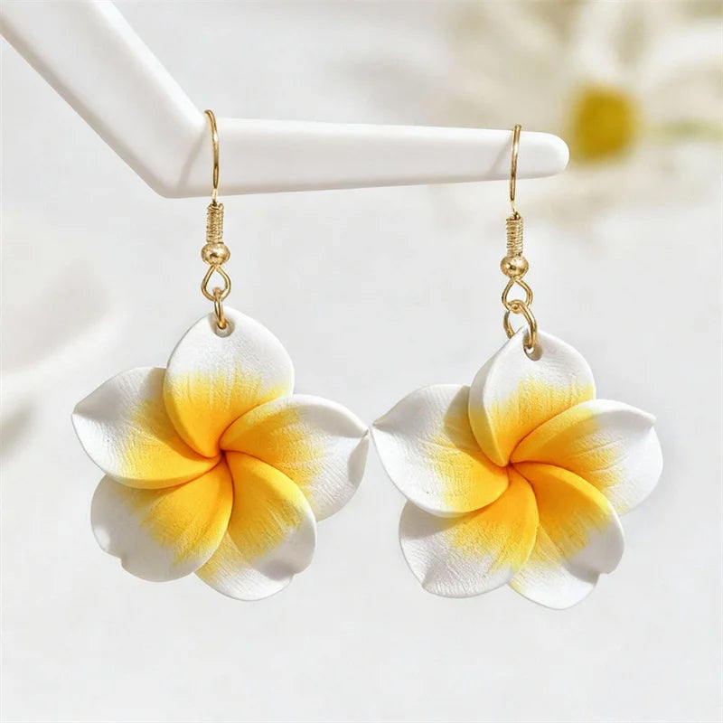 Boucles d'oreilles pendantes bohèmes hawaïennes en fleurs de frangipanier pour femmes en argile polymère blanche et rose, bijoux d'été pour la plage, cadeau de vacances