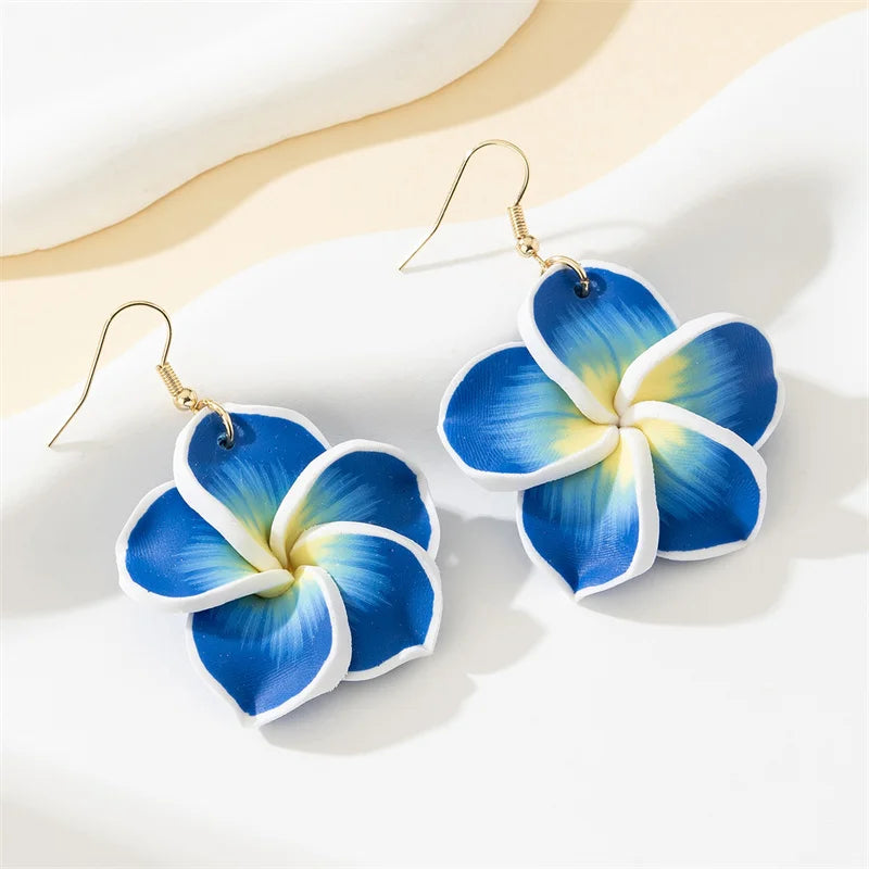 Boucles d'oreilles pendantes bohèmes hawaïennes en fleurs de frangipanier pour femmes en argile polymère blanche et rose, bijoux d'été pour la plage, cadeau de vacances