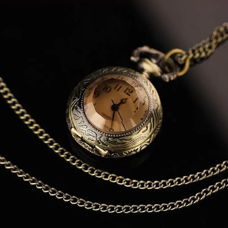 Collier pendentif montre de poche rétro en verre teinté d'horloge à chaîne en dôme de verre avec bordure décorative en relief pour femmes