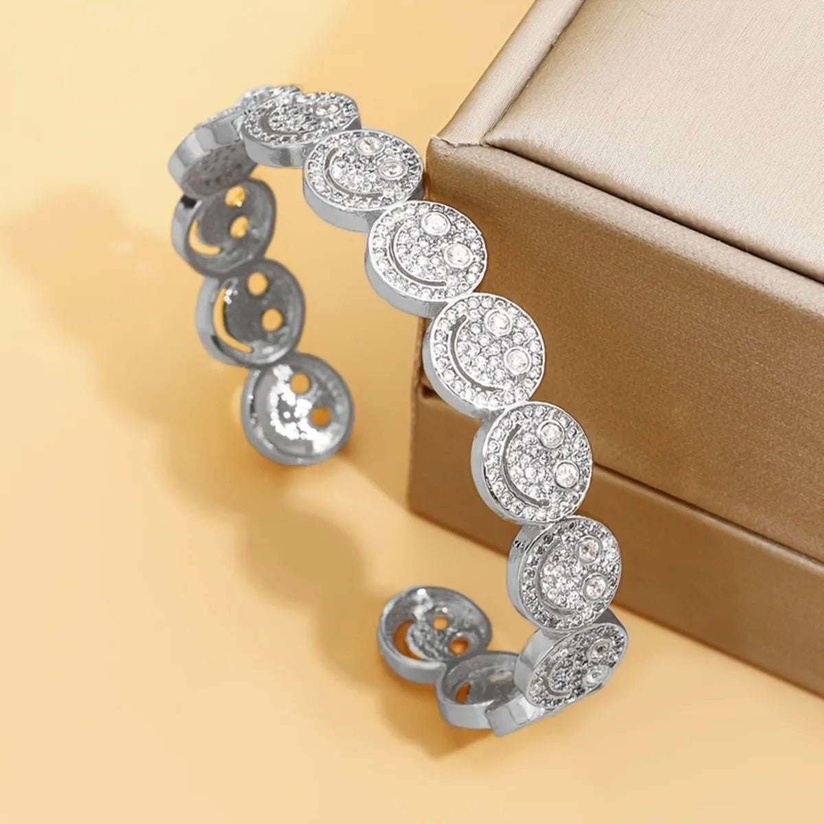Bracelet manchette rond souriant en cuivre plaqué or avec zircone cubique 2025, nouveau, simple, pour femme, cadeau de fête classique