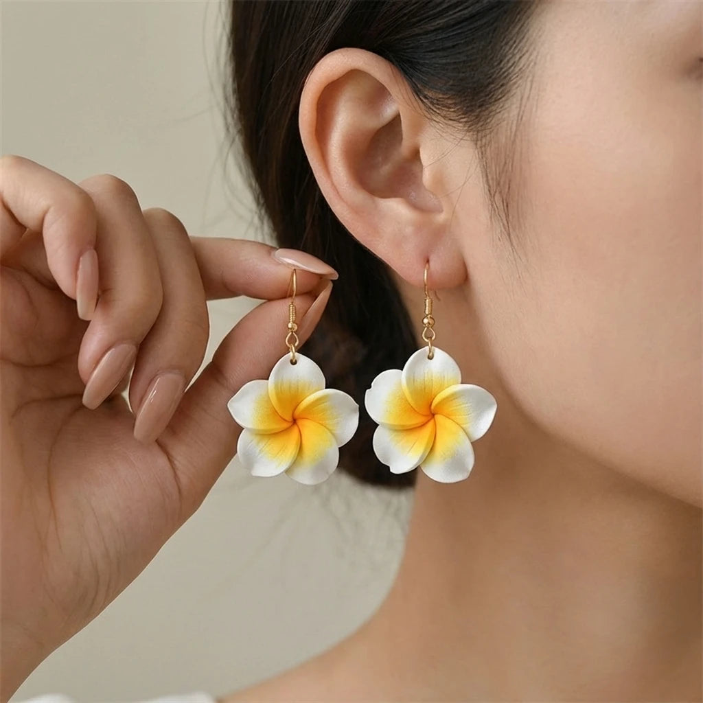 Boucles d'oreilles pendantes bohèmes hawaïennes en fleurs de frangipanier pour femmes en argile polymère blanche et rose, bijoux d'été pour la plage, cadeau de vacances