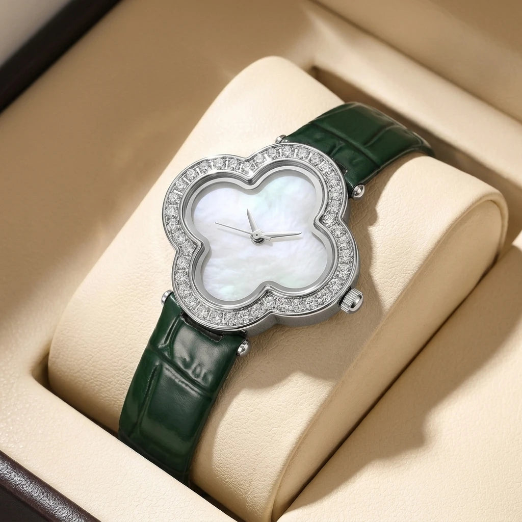 Une montre à quartz minimaliste et moderne pour femme en cuir PU vert, motif trèfle à quatre feuilles, style forêt, qui illumine le teint.