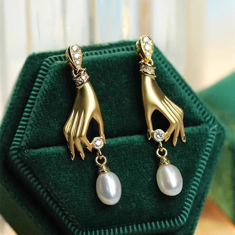 Boucles d'oreilles pendantes Huitan uniques en forme de mains avec perles d'imitation pour femmes, accessoires amusants et attrayants pour filles, bijoux de fête tendance, cadeau