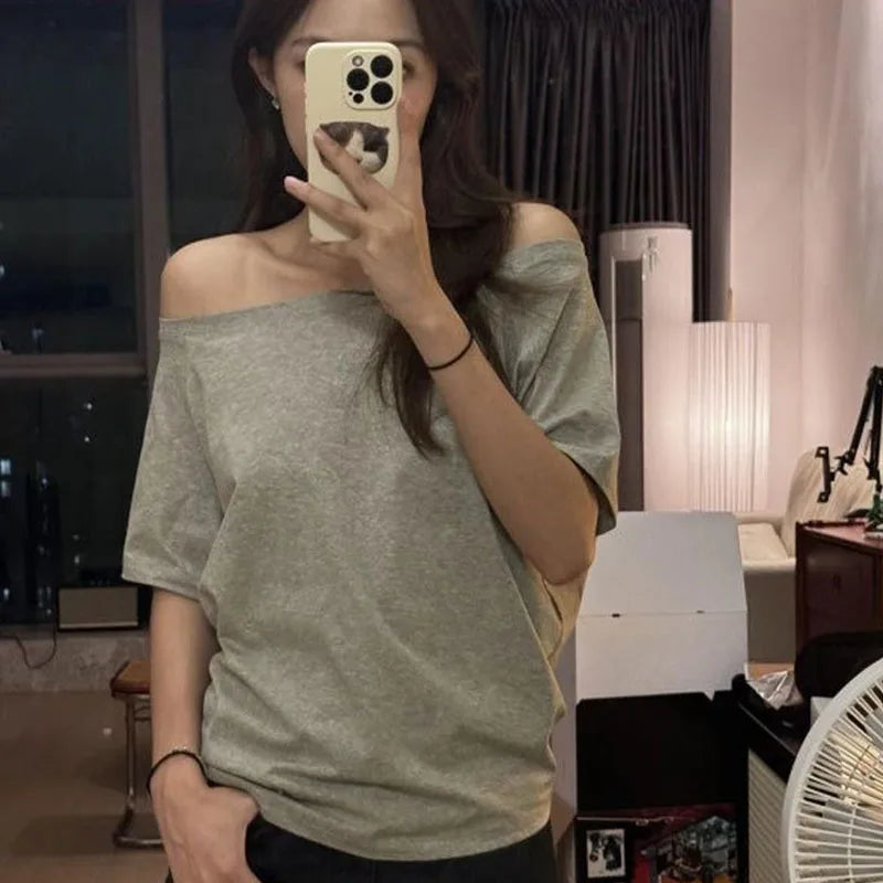 1 t-shirt d'été basique de couleur unie pour femme - T-shirt à col oblique et manches courtes pour femme, style urbain, coupe sexy et ajustée