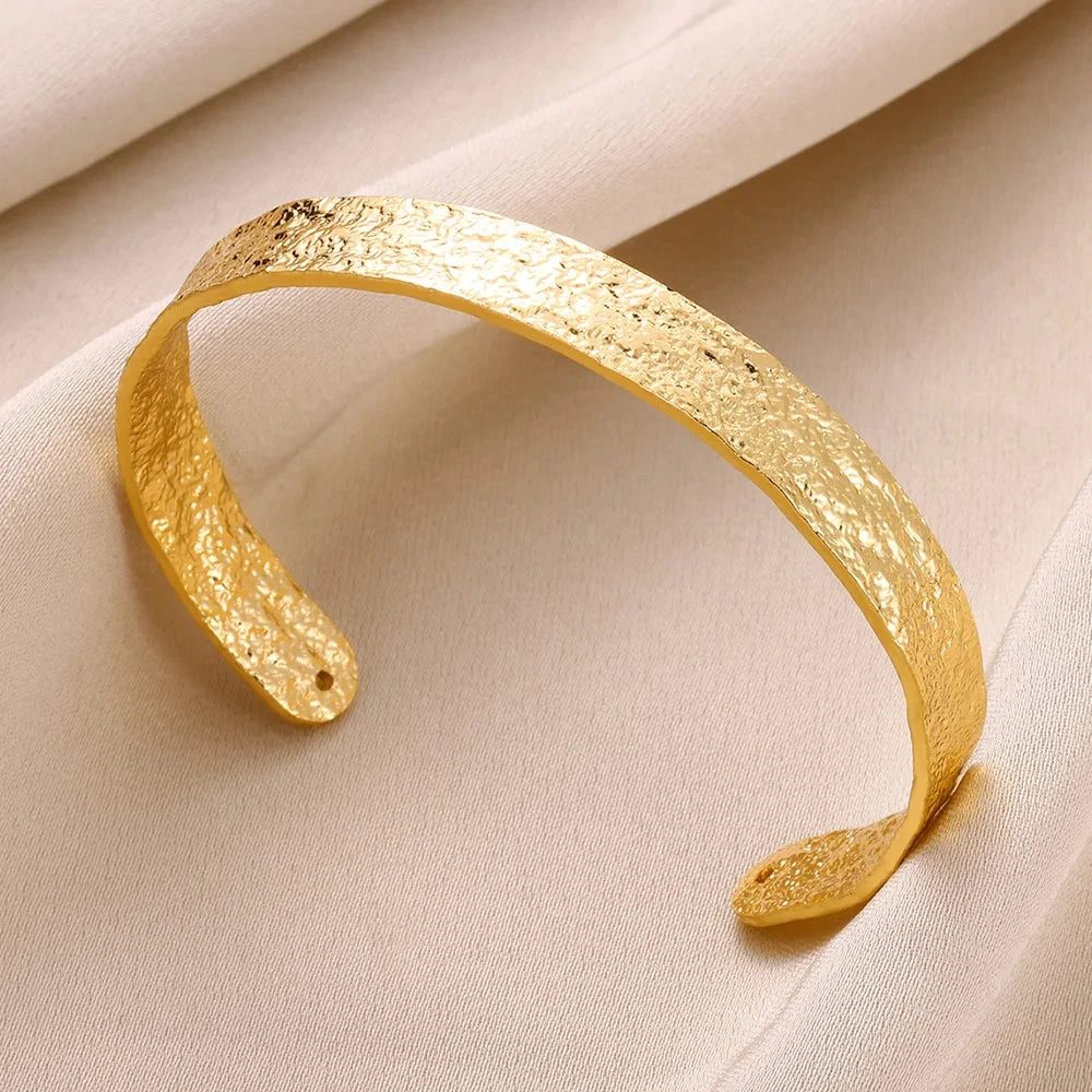 Bracelet jonc ouvert classique texturé froissé pour femmes, manchette exquise, couleur or, acier inoxydable, bijou de main cadeau