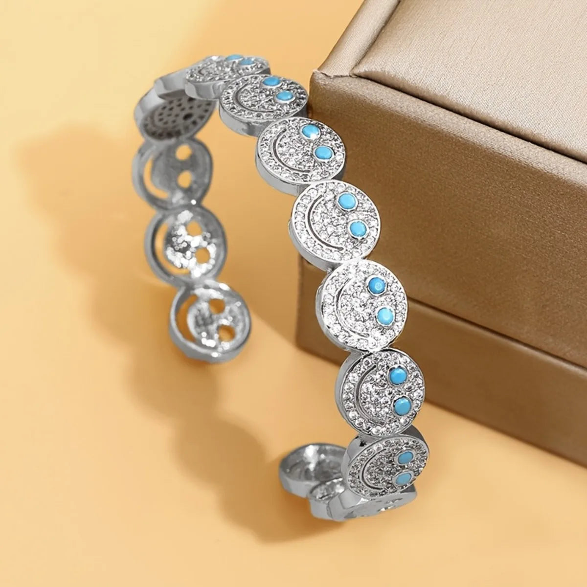 Bracelet manchette rond souriant en cuivre plaqué or avec zircone cubique 2025, nouveau, simple, pour femme, cadeau de fête classique
