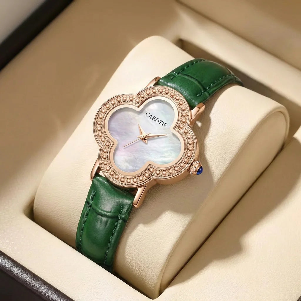 Une montre à quartz minimaliste et moderne pour femme en cuir PU vert, motif trèfle à quatre feuilles, style forêt, qui illumine le teint.