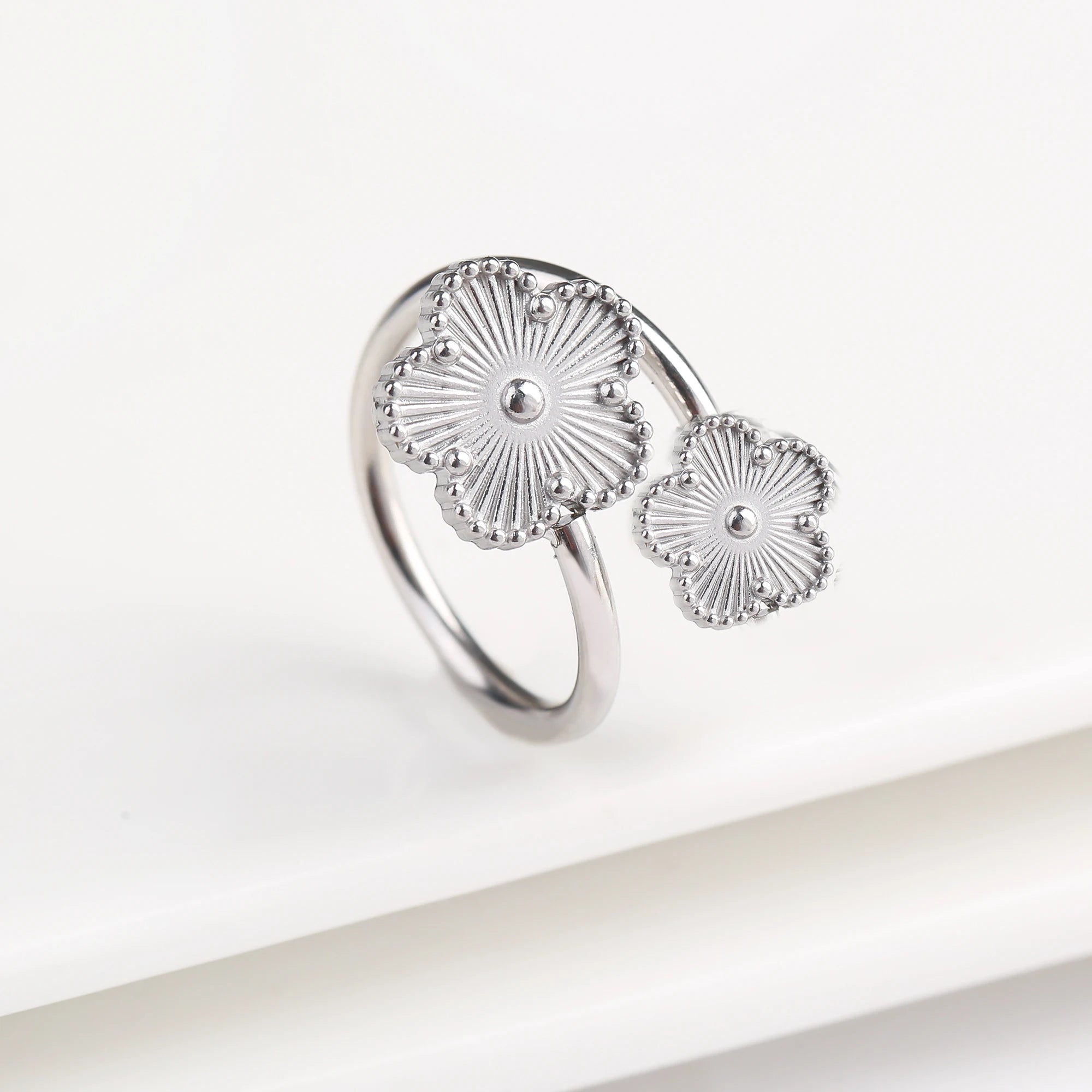 Bague Ouverte Ajustable Simple en Acier Inoxydable Fleur à Cinq Feuilles Tendance pour Femme Fête Mariage Bijoux Accessoires Trèfle