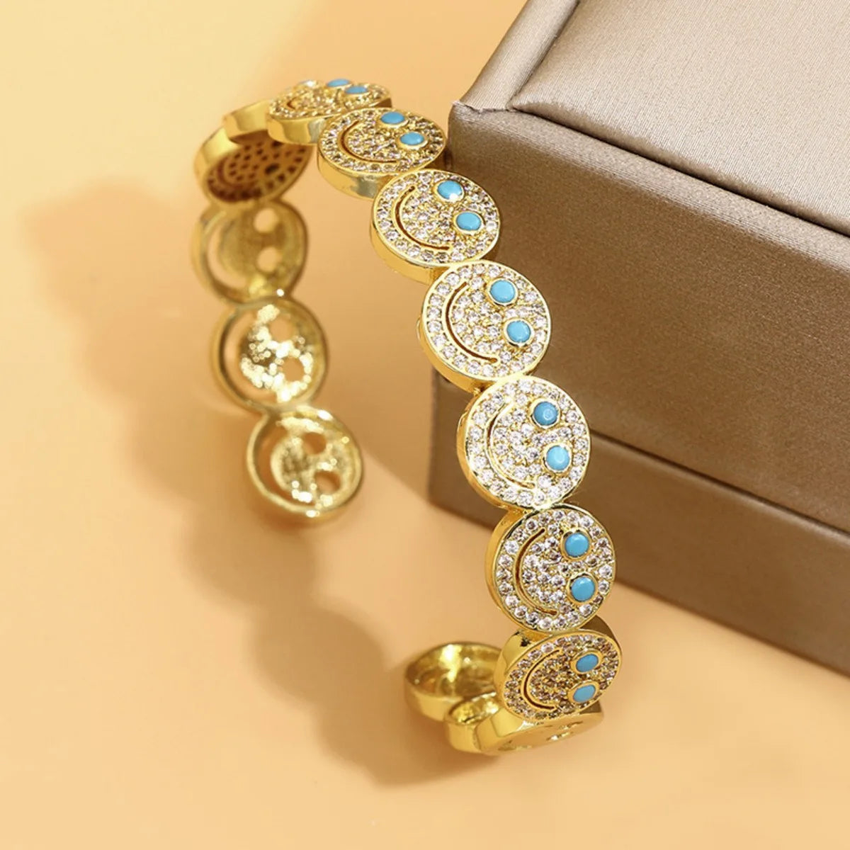 Bracelet manchette rond souriant en cuivre plaqué or avec zircone cubique 2025, nouveau, simple, pour femme, cadeau de fête classique