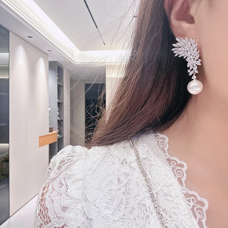 Huitan Magnifiques Boucles d'Oreilles Pendantes Imitation Perle Feuilles pour Femme, Bijoux Élégants de Tempérament pour Fête de Mariage