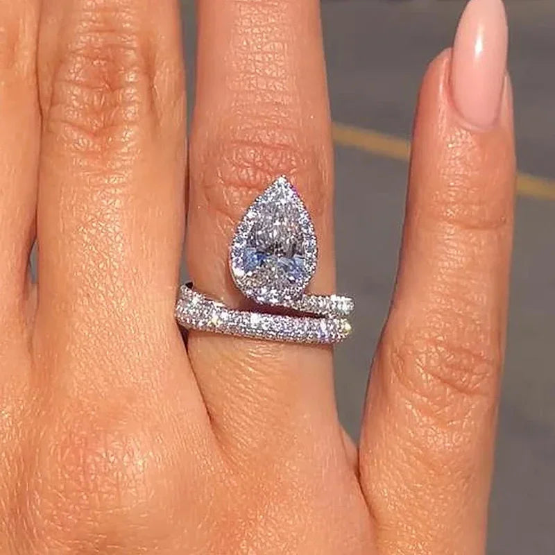 Bagues en Cristal de Zircon Cubique en Forme de Poire Huitan Tendance Luxe pour Femmes Superbes Accessoires de Bagues de Fiançailles et de Mariage Bijoux Bling