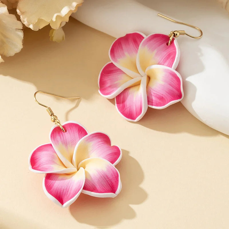 Boucles d'oreilles pendantes bohèmes hawaïennes en fleurs de frangipanier pour femmes en argile polymère blanche et rose, bijoux d'été pour la plage, cadeau de vacances