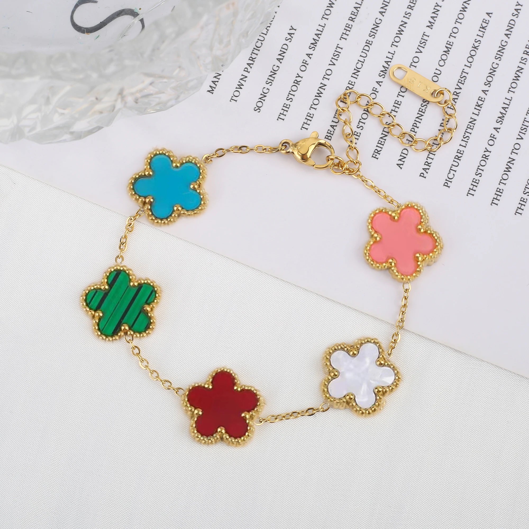 Bracelet Femme Acier Inoxydable Simple Coque Cinq Feuilles Fleur Trèfle Blanc Noir Rouge Vert pour Fête Anniversaire Bijoux Cadeau