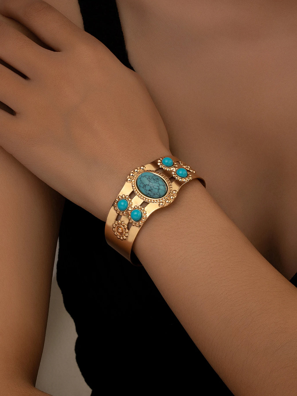 Fashionable and Unique Exquisite Imitation Turquoise Bracelet, Suitable for Daily Wear, Banquets, and Festivals